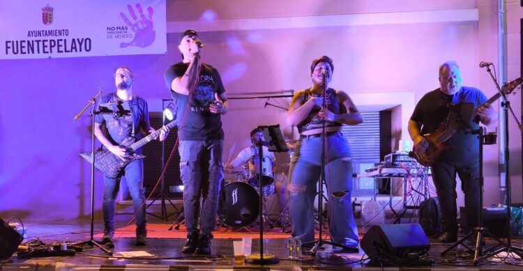 Un momento de la actuación del grupo ‘Rockódromo’ en la plaza de la Fuente. / JUAN CRUZ