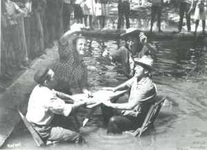 Refrescándose en los lavaderos de Valdihuertos, frente a la plaza de toros, en agosto de 1962.
