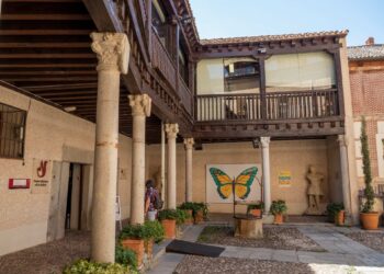 Una visitante entra en el Centro Didáctico de la Judería./ E.A.