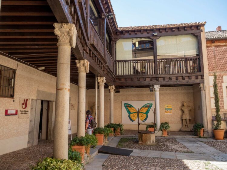 Una visitante entra en el Centro Didáctico de la Judería./ E.A.