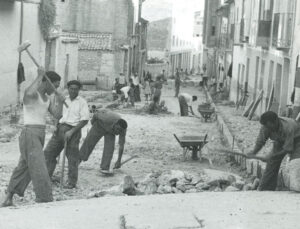Arreglando la calle de Las Parras en los años 50.