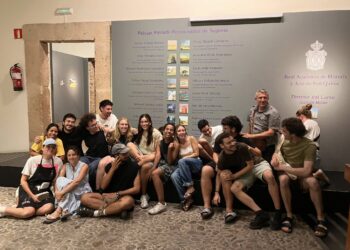 El grupo de alumnos frente al cartel informativo de la Alhóndiga./CURSO DE PINTORES DE SEGOVIA