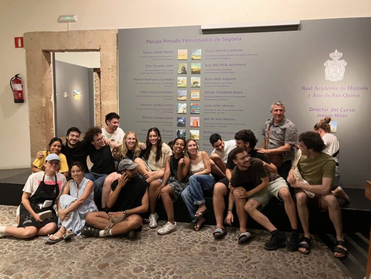 El 107 curso de pintores llega a su fin con una muestra en la Alhóndiga 1 El grupo de alumnos frente al cartel informativo de la Alhóndiga./CURSO DE PINTORES DE SEGOVIA