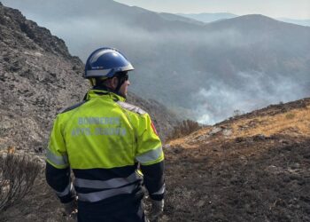 Bombero durante las labores de extinción./AYUNTAMIENTO DE SEGOVIA