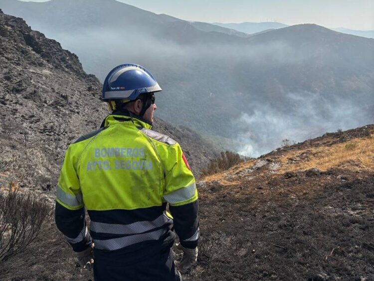 Bombero durante las labores de extinción./AYUNTAMIENTO DE SEGOVIA