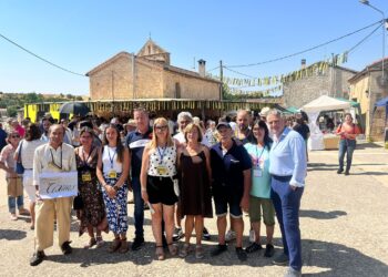 Bravo junto a vecinos y representantes locales./DIPUTACIÓN DE SEGOVIA
