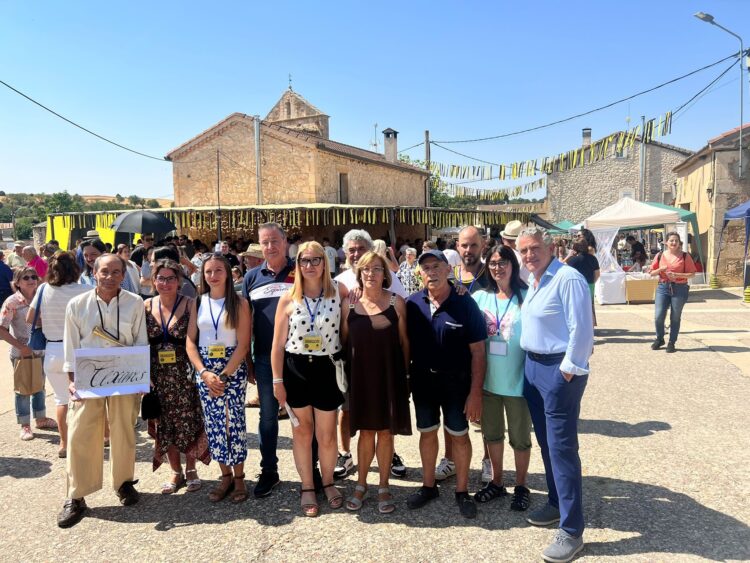 Bravo junto a vecinos y representantes locales./DIPUTACIÓN DE SEGOVIA