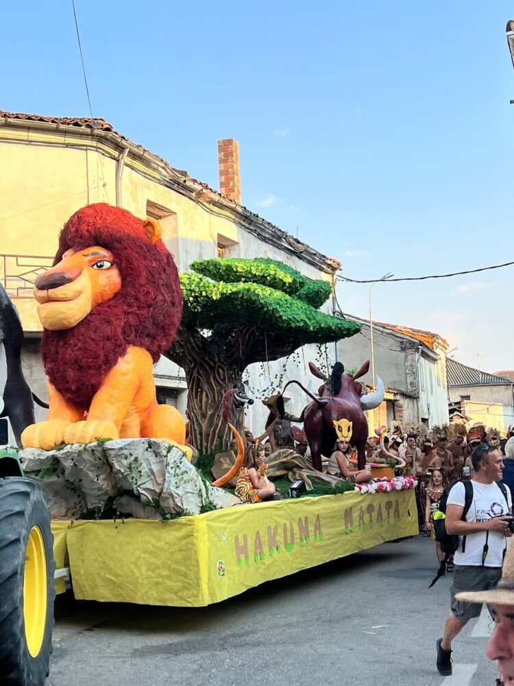 El desfile de carrozas de Fuentepelayo derrocha imaginación en su 60 aniversario 1 Carroza dedicada a El Rey León. /DIPUTACIÓN DE SEGOVIA