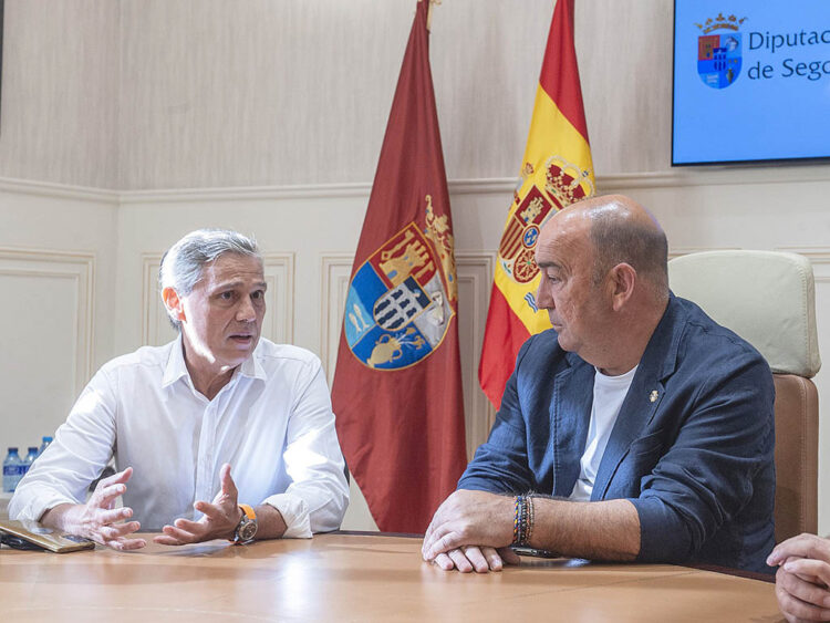 El presidente del Colegio de Arquitectos de Segovia, Alberto López, y el presidente de la Diputación de Segovia, Miguel Ángel de Vicente. / KAMARERO