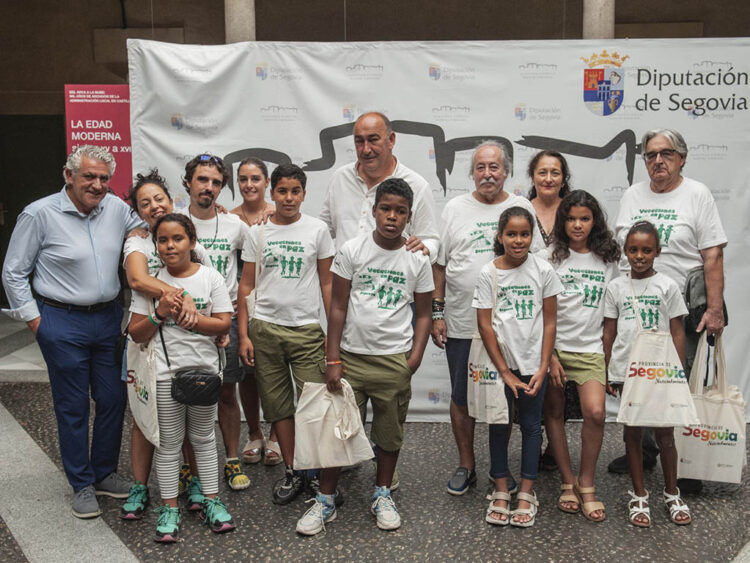 Once familias llegan a la provincia con el programa ‘Vacaciones en Paz’ 1 Visita a la Diputación Provincial. / KAMARERO