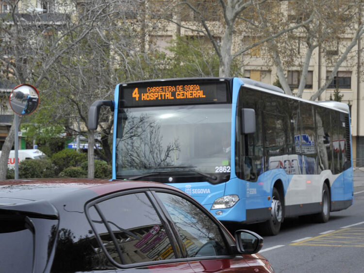 Herido leve un pasajero en un accidente entre un autobús y un turismo 1 Autobús urbano. / KAMARERO