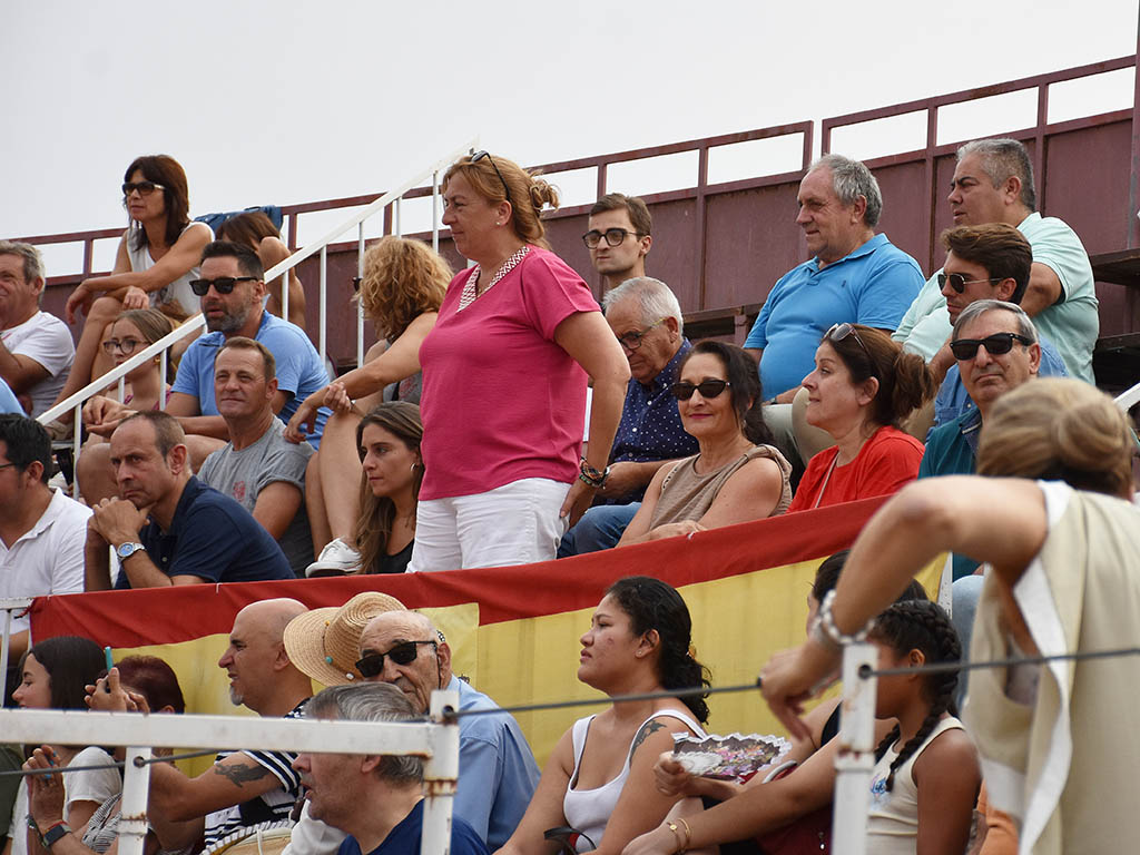 La alcaldesa de Mozoncillo, María Teresa Lobo, junto a los diputados Elisabeth Lázaro, Pilar Martín y Juan Montes, el consejero José Luis Sanz Merino y el torero segoviano Pablo Atienza. / A.M.