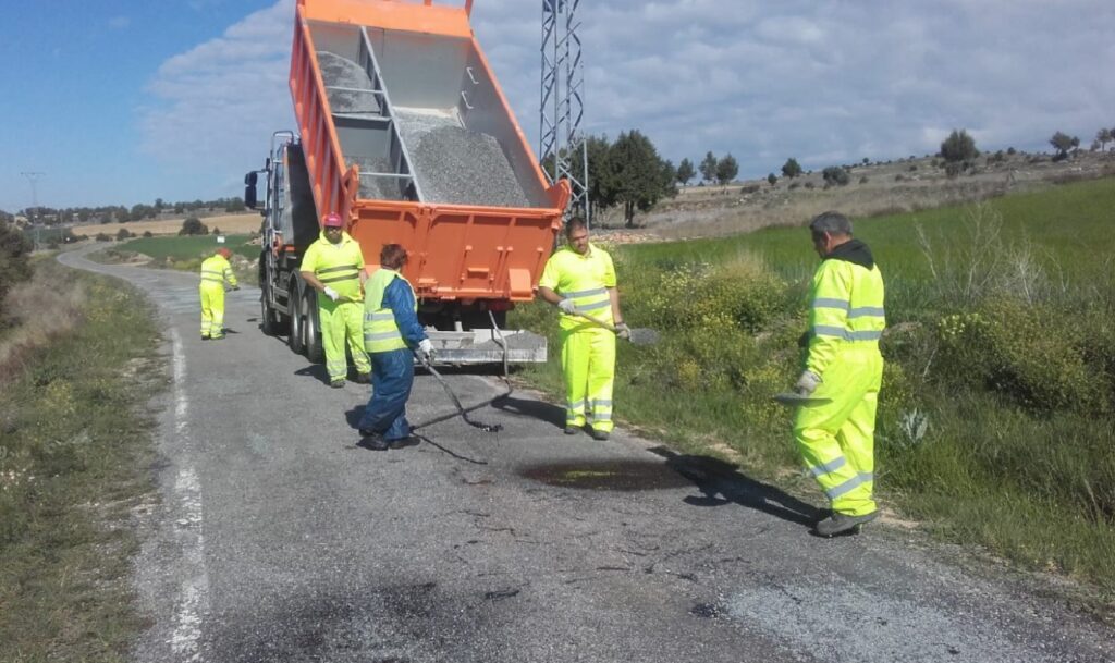 Operarios trabajando en carreteras provinciales. / E.A.