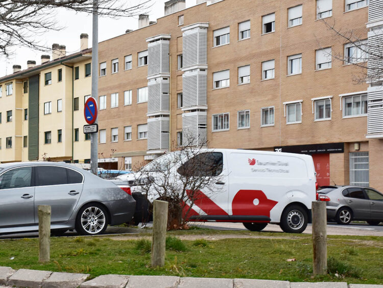 Roban varias herramientas de una furgoneta en Nueva Segovia 1 Aparcamiento en la plaza Tirso de Molina, en el barrio de Nueva Segovia. / A.M.
