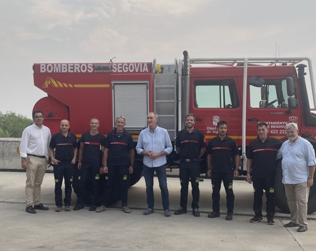 La provincia contiene la respiración mientras la comunidad prorroga la alerta por los incendios 4 Dotación de Bomberos de Segovia desplazada a León. / AYUNTAMIENTO