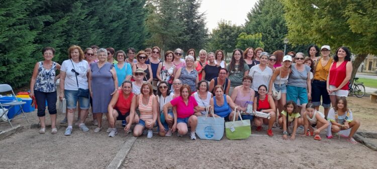 Exposiciones, concursos, música, juegos y deportes centran la semana cultural en Cantimpalos 1 Concurso de bolos organizado por la Asociacion de Amas de Casa 'La Inmaculada' / LOURDES MATARRANZ