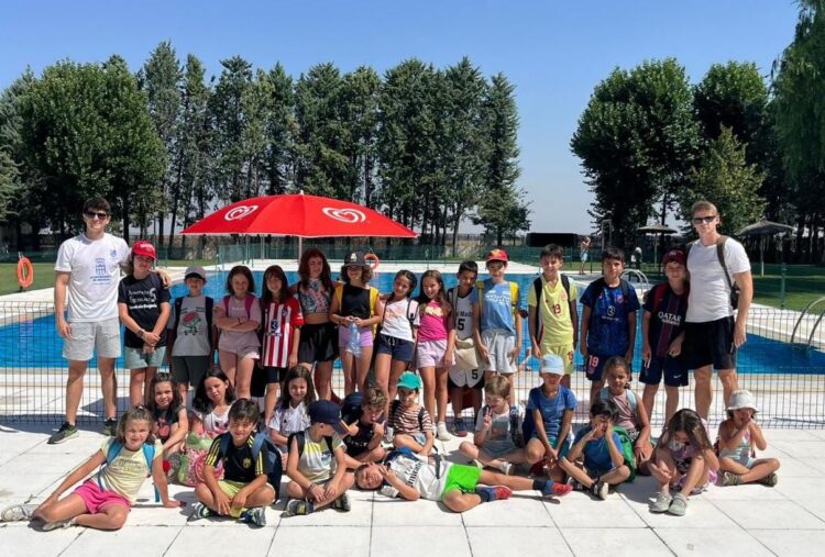 Grupo de participantes en el campus de verano deportivo / LOURDES MATARRANZ