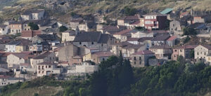 Tras las huellas de Almanzor 4 Cuevas de Provanco se emplaza en un valle por el cual corren las aguas del río Botijas.