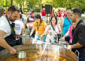 Caldereta popular de las fiestas de San Lorenzo, en La Alameda del Parral. / HÉCTOR CRIADO