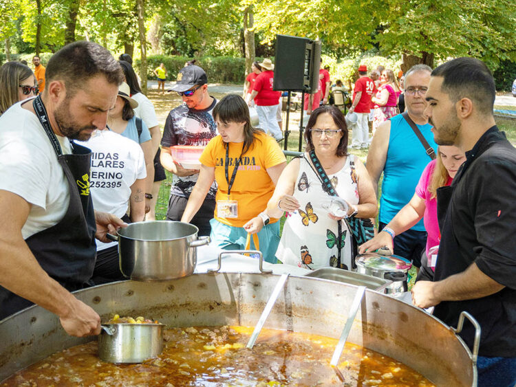 San Lorenzo despide sus fiestas 1 Caldereta popular de las fiestas de San Lorenzo, en La Alameda del Parral. / HÉCTOR CRIADO