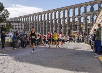 Los participantes encaran la Cuesta de San Juan durante la edición pasada./E.A