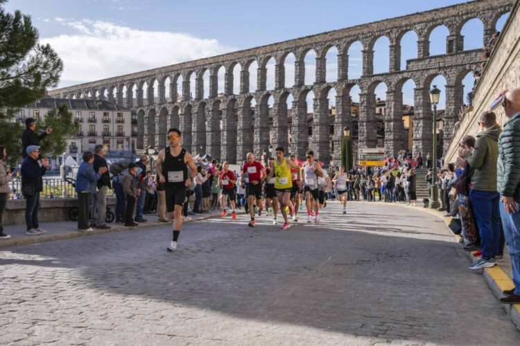 La Carrera Monumental vuelve a Segovia 1 Los participantes encaran la Cuesta de San Juan durante la edición pasada./E.A