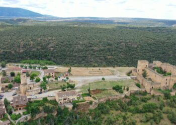 Vista aérea de la emblemática fortaleza medieval de la villa de Pedraza / E.A.