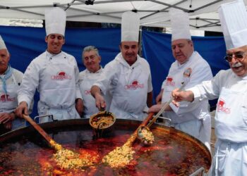 Los cocineros en la última Feria del Chorizo de Cantimpalos. / EA