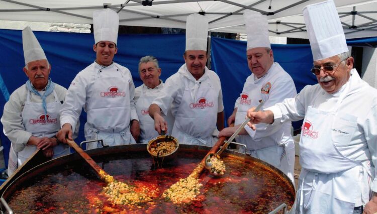 Chorizo de Cantimpalos, un embajador de lujo muy arraigado a su tierra 1 Los cocineros en la última Feria del Chorizo de Cantimpalos. / EA