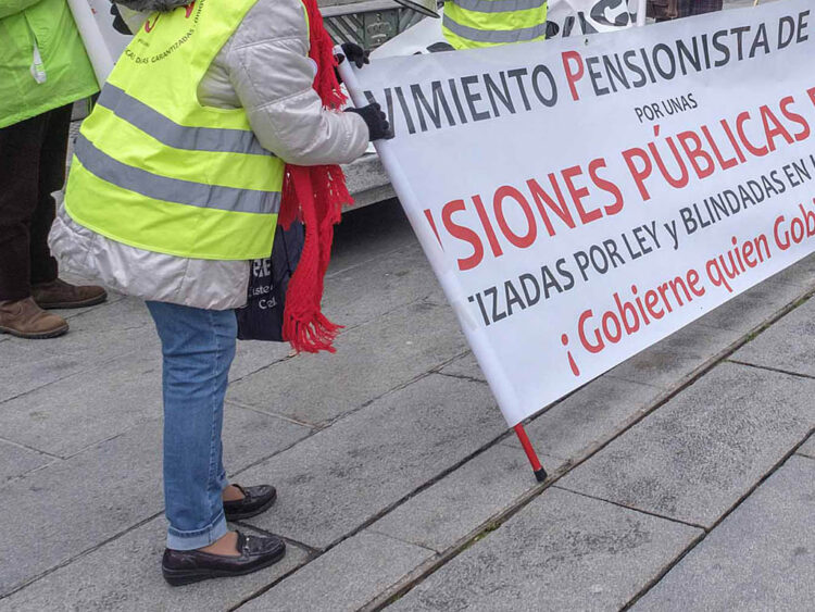 La pensión media en la provincia sube 55,2 euros respecto a hace un año 1 Movilización por el sistema de pensiones. / KAMARERO