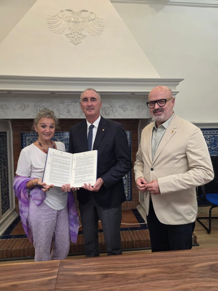 La Fundación Titirimundi y el Ayuntamiento firman un convenio de 100.000 euros 1 Marian Palma y José Mazarías tras la firma del acuerdo. / AYUNTAMIENTO