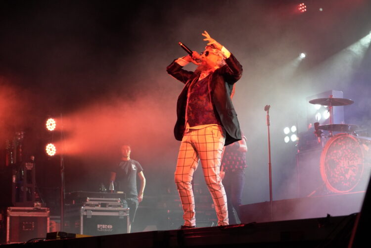 Tradición y modernidad en las fiestas de San Luis 1 El Drogas durante el concierto en la Fábrica de Vidrio/HÉCTOR CRIADO