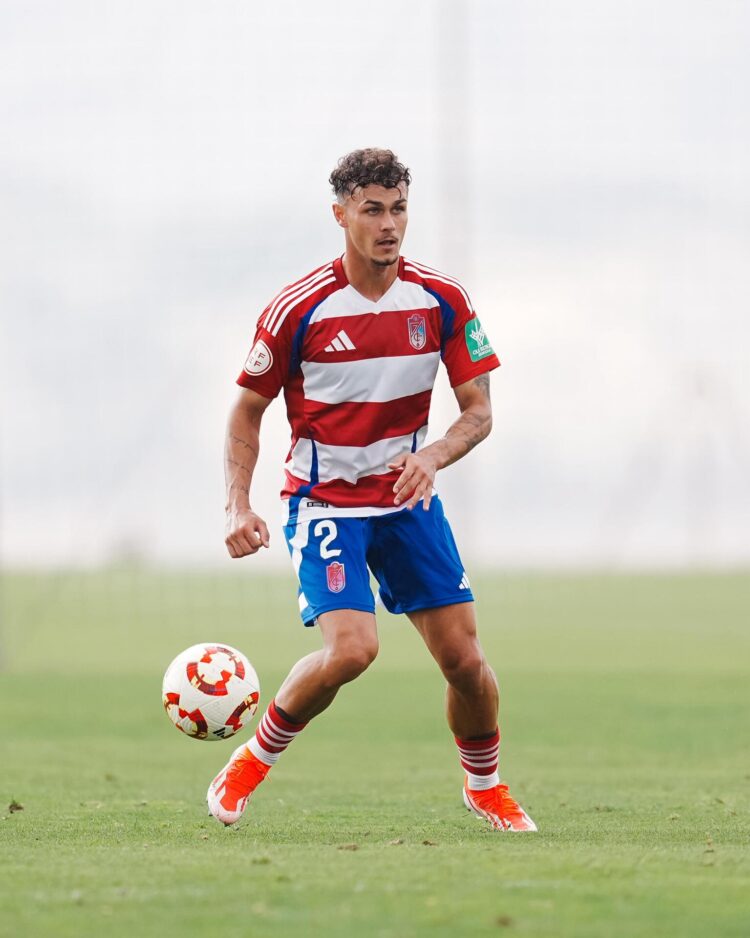 El lateral derecho gimnástico se refuerza con Iker Pérez 1 El nuevo lateral derecho de la Segoviana, Iker Pérez.