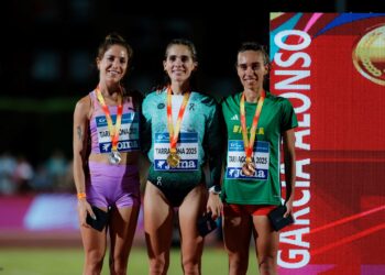 Idaira Prieto (derecha) en el podio de los 5.000 metros lisos.