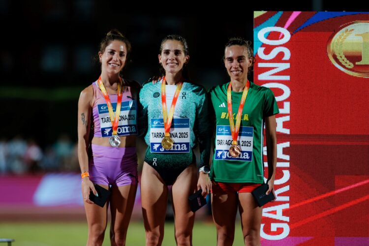 Idaira Prieto y Águeda Marqués son de bronce 1 Idaira Prieto (derecha) en el podio de los 5.000 metros lisos.