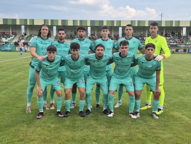 El primer test de la Segoviana termina en derrota 1 La aliniación titular de la Segoviana en el partido ante el Atlético ‘B’. El primer once de Iñaki Bea.