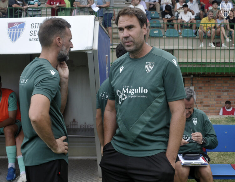 Iñaki Bea: “La plantilla se está adaptando muy bien a lo que buscamos” 1 Iñaki Bea, técnico de la Segoviana (FOTO: J.MARTÍN - G.SEGOVIANA)