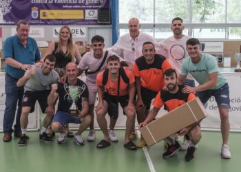 Uno de los equipos vencedores del torneo posa con su trofeo.