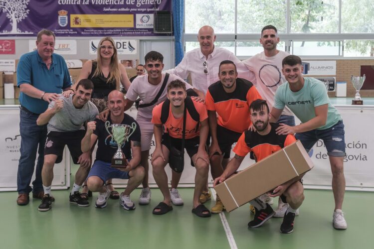 Los equipos de San Cristóbal triunfan en el XXXIII Torneo Interpueblos 1 Uno de los equipos vencedores del torneo posa con su trofeo.