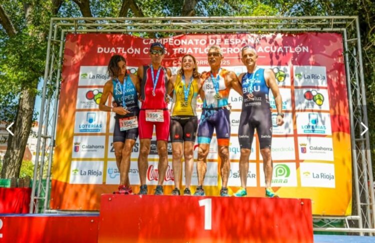 Asunción Arroyo, campeona de España de Triatlón Cross en el grupo de 60 a 64 años 1 Podio con los ganadores del Campeonato de España de Triatlón Cross.
