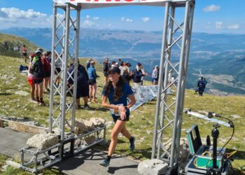 Claudia Corral cruzando la línea de meta.