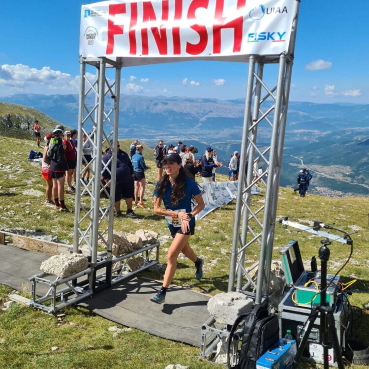 Claudia Corral, plata en campeonato mundial de Kilómetro Vertical 1 Claudia Corral cruzando la línea de meta.
