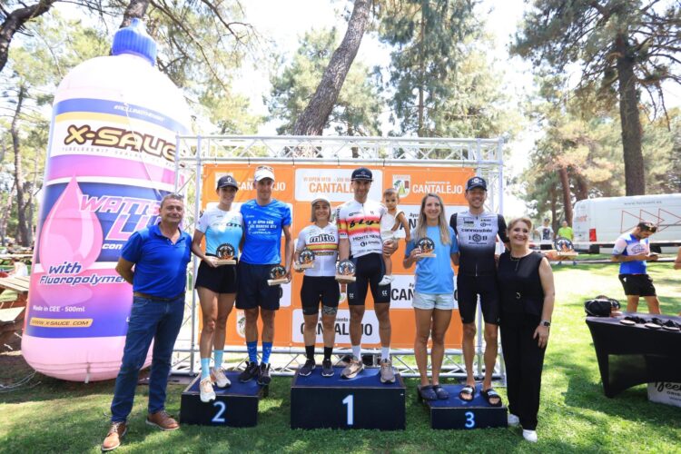 Podio del Open MTB de Cantalejo 2025 con los ganadores masculinos y femeninos.