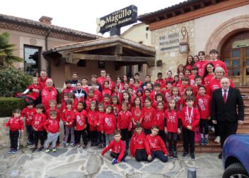 Varios miembros de la Escuela CAS 2025 posan junto al restaurante Venta Magullo.