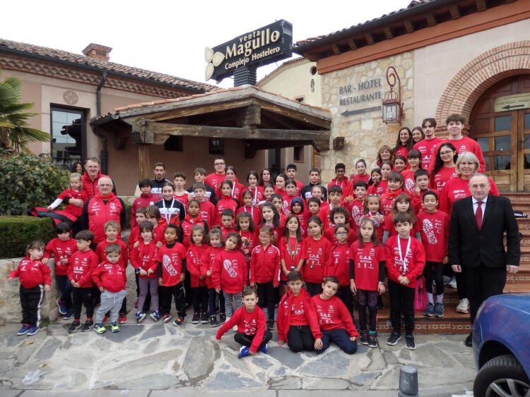 El CAS empezará su próxima temporada el 15 de septiembre 1 Varios miembros de la Escuela CAS 2025 posan junto al restaurante Venta Magullo.