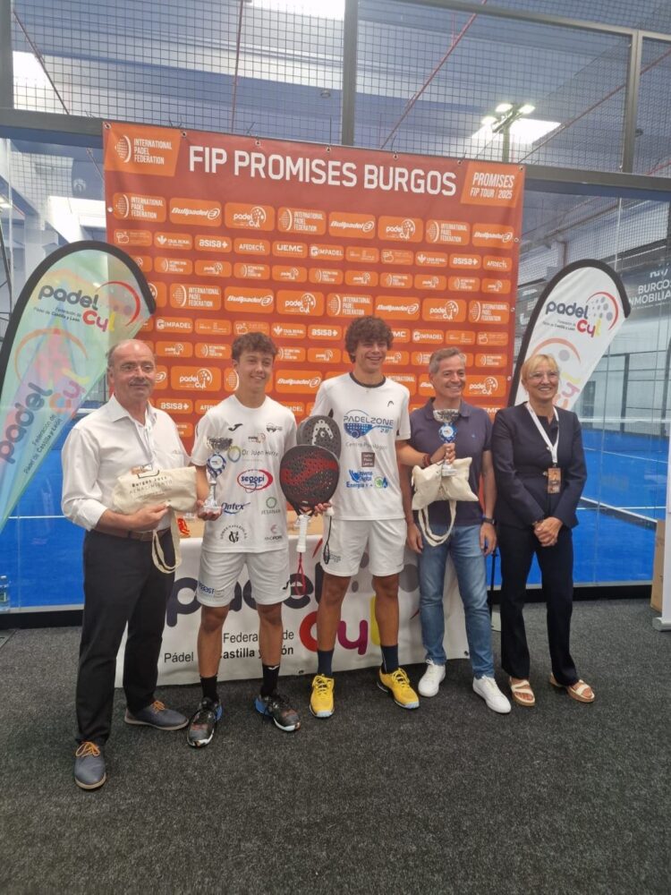 Nuevo triunfo para Guillermo Fernández y Sergio Tierno 1 Guillermo Fernández y Sergio Tierno posan con sus trofeos tras la final.