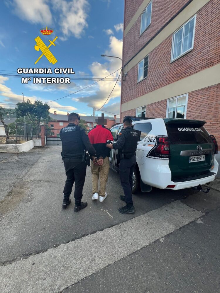 Detenido un joven de 20 años como presunto autor del incendio de Berlanga del Bierzo (León), en nivel 2 1 El detenido ha sido puesto a disposición del Juzgado de Instrucción de Guardia de Ponferrada.