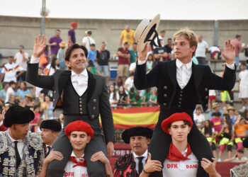 Diego Ventura y Duarte Fernandes salen en hombros de la Plaza de Toros de Cantalejo. / A.M.