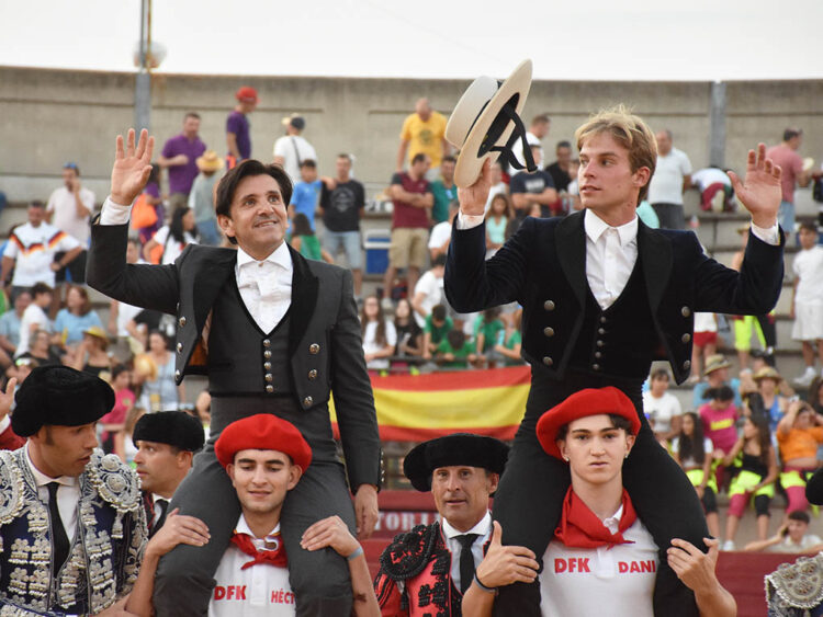 Diego Ventura y Duarte Fernandes salen en hombros de la Plaza de Toros de Cantalejo. / A.M.
