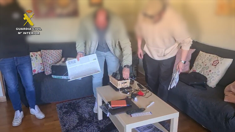 Un detenido en Soria y otro en La Rioja por grabar y difundir imágenes íntimas de mujeres 1 Registro de la Guardia Civil durante la operación "Vinteox".